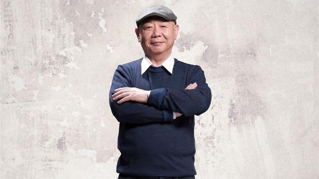 顾宝明|顾宝明遗照首曝光，双手交叉面露微笑显霸气，大女儿帮忙料理后事