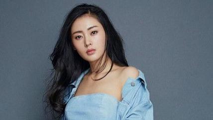 烫发 ?奔五的女人快远离“泰迪卷”！这3款烫发更适合你，显脸小还洋气