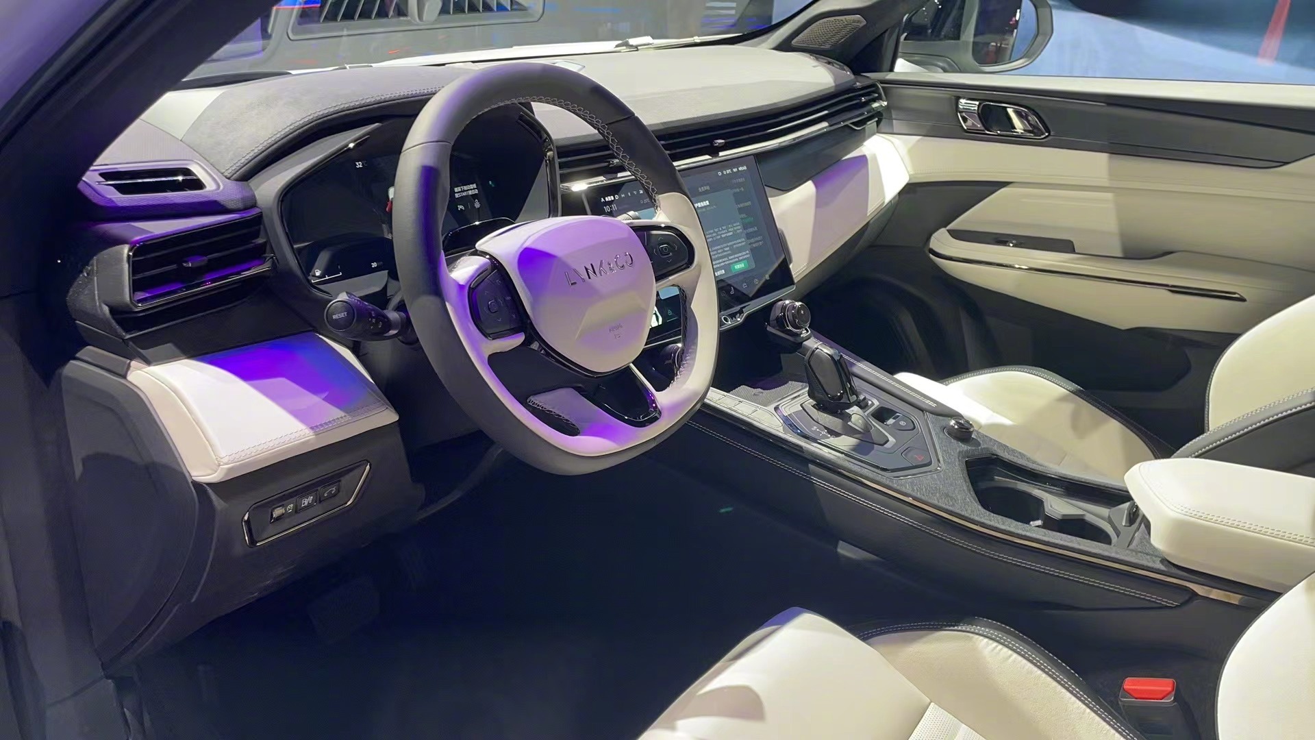 领克01 EM-P售价19.9