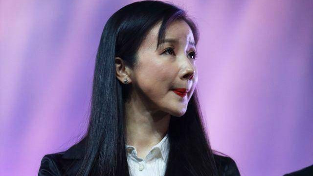 孙菲菲|42岁的孙菲菲晒照，嫁了个好老公，日常素颜卸了明星包袱，很美满