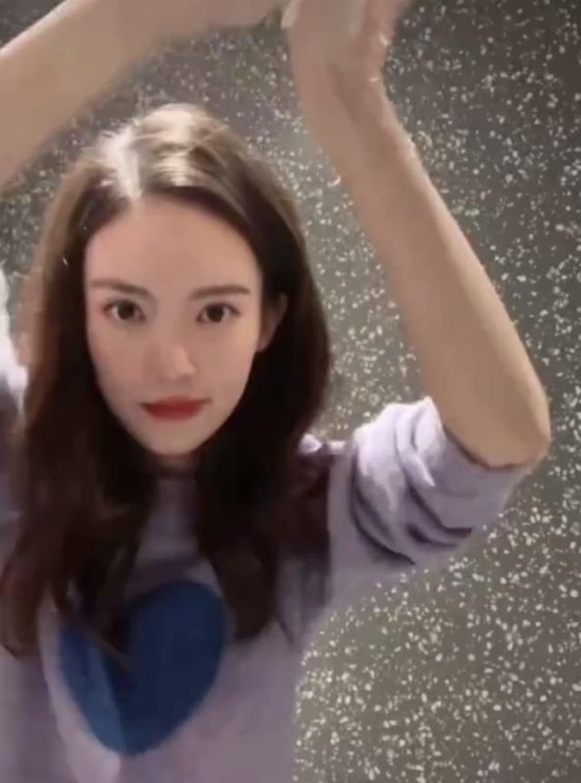 金晨|金晨大方秀身材，肚脐眼外翻无赘肉，网友：这种才是真正极品