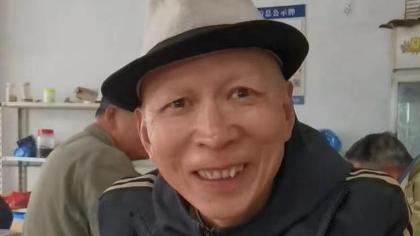 李明|55岁老戏骨消瘦露面！和民工同吃苍蝇小馆无人识，大赞比剧组饭香