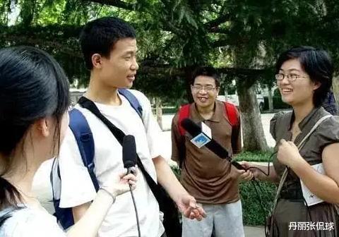 韦东奕|北大韦神解决太空难题后,想要查看自己的行程,买了一部智能手机