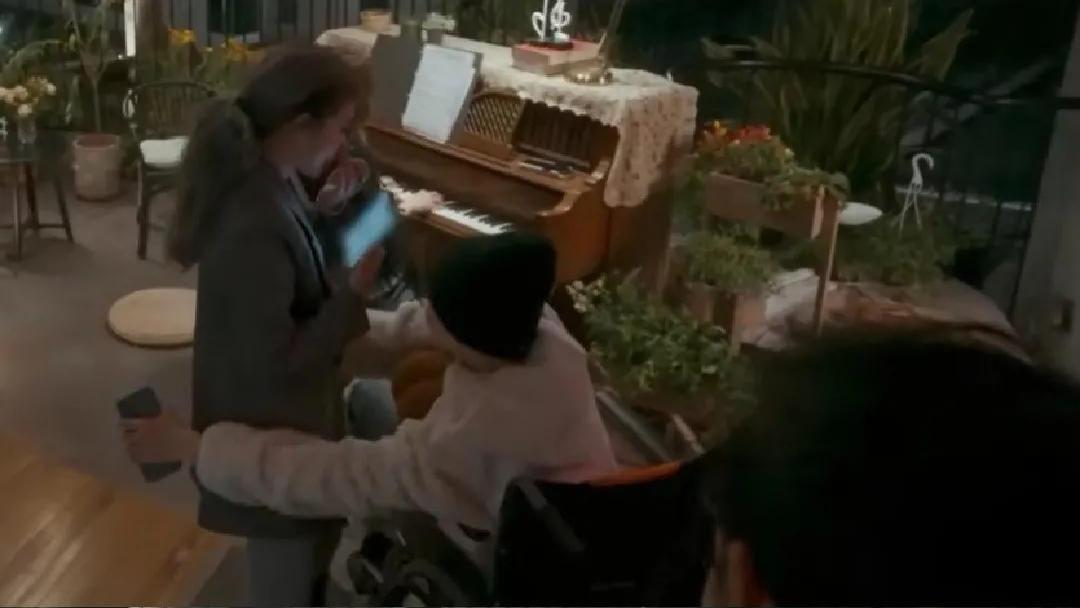 |亲吻、牵手、搂腰抱，嘉宾在恋综里的亲密行为，观众反应差别大