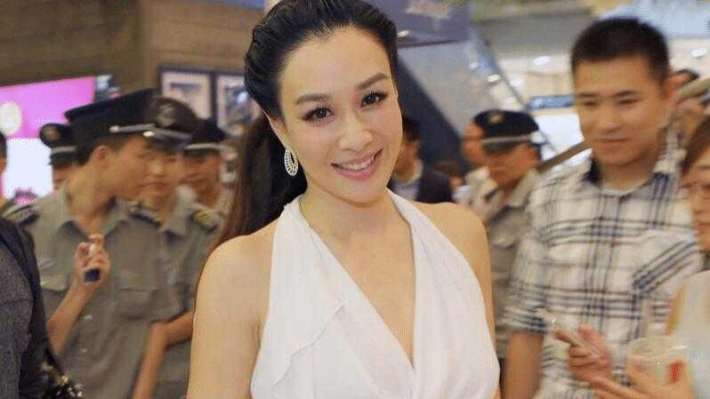 钟丽缇 钟丽缇瘦身成功换了编发造型，穿挂脖露背连衣裙，像换了一副身材