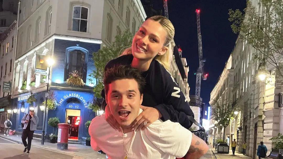 布鲁克林|布鲁克林婚后一个月回英国，背着妻子走在街头，太太三餐由他负责