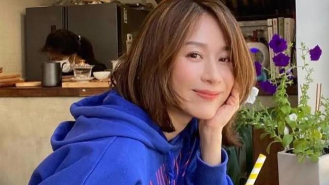 刘恺威|刘恺威前女友晒近况，微笑捂脸很惬意，为富商老公生三娃差点离婚