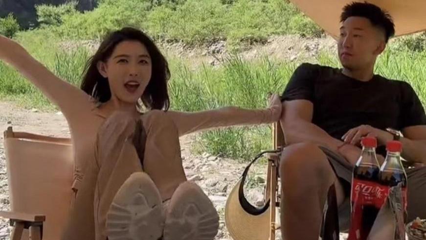 穿衣搭配|“海后”聂小雨和男人在野营，上衣撕烂姿势夸张到极点，网友：赶快封杀