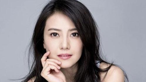 相声演员|感情之路坎坷的高圆圆，靠演技征服观众，终遇良人获幸福