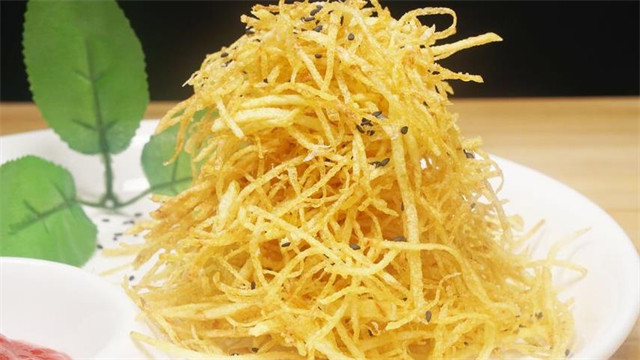 鱼子|教你用土豆做道“蚂蚁上金山”，比薯片更好吃更酥脆，方法超简单