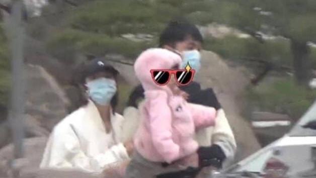 张若昀|张若昀带女儿出街，颜值引关注！开百万豪车出行，唐艺昕化身辣妈