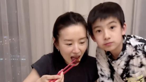 董洁|董洁做糖醋排骨，顶顶花式夸赞并强调非节目效果，母子相依温馨有爱