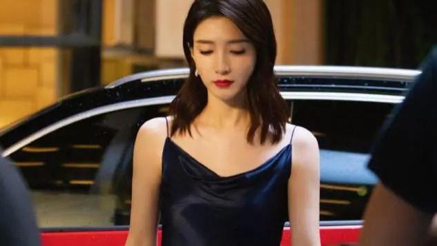 发型 女人过了40岁就放弃黑长直吧，换上这3种发型，从阿姨变回姐姐