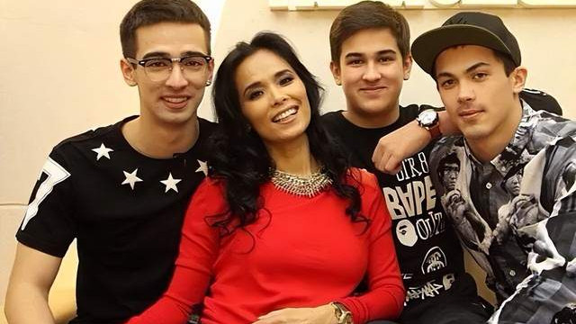 韦唯|恭喜！韦唯被聘为西纳瓦大学博士生导师，定居泰国仨儿子高大帅气