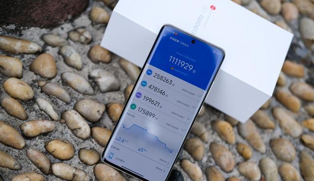 小米科技|小米12SPro和iPhone13Pro怎么选？对比后优缺点明显