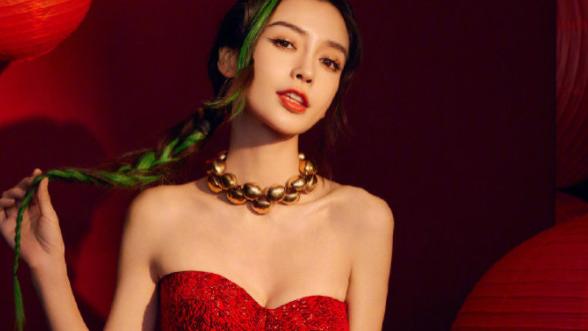 Angelababy|Baby金克丝造型登芭莎，红裙绿辫被赞够飒，网友：越看越尬？