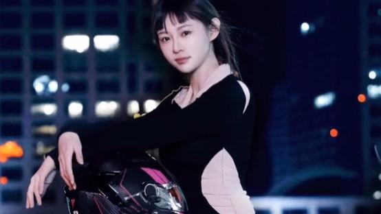 |“机车女神”回归，痞幼秀身材拍摄机车大片，网友：涨15斤正好