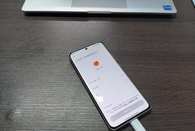 |小米12S莱卡光学镜头，非常好的手感，小屏幕爱好者可入