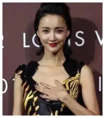 柳岩|被男星盯着看胸，柳岩无奈微笑，迪丽热巴单手挡胸，太无语了