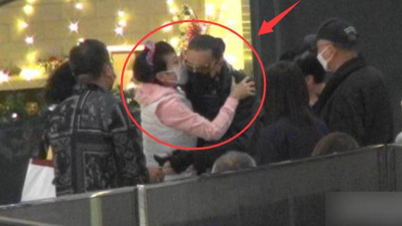 谢贤|谢贤狄波拉离婚26年后，狄波拉当着现任丈夫的面，与谢贤又抱又亲