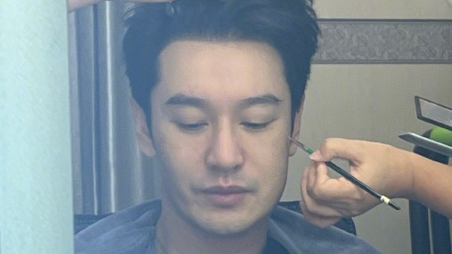 黄晓明|黄晓明受智齿折磨，秒变方脸如整容，在线征求消肿办法