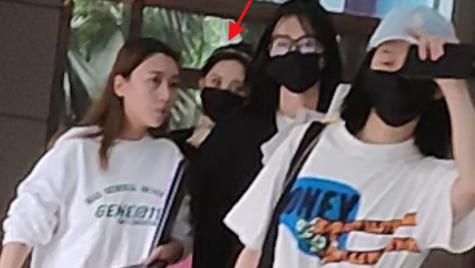 |杨幂花少路透曝光，打扮粉嫩状态似妙龄少女，丸子头造型梦回晴川