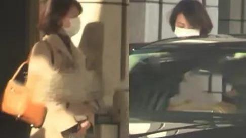 董卿|董卿酒店门口被拍！穿卡其色风衣气质出众，不登春晚舞台更显落寞