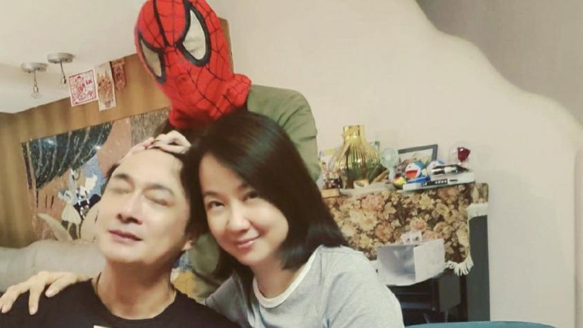 费曼|60岁吴镇宇庆祝21周年结婚纪念日，费曼晒全家福，妈妈罕见出镜