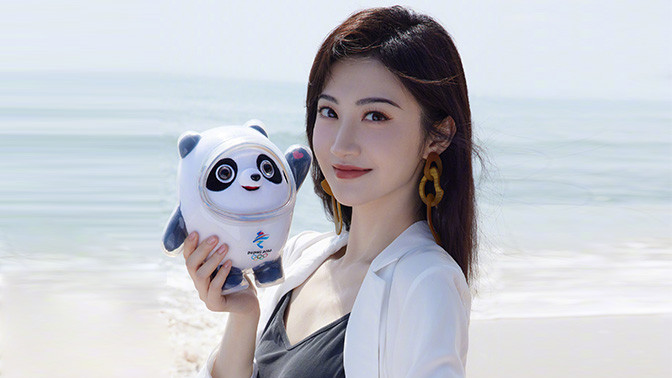 景甜|景甜晒出2张生活照，手中玩偶引起热议，被质疑“蹭热度”