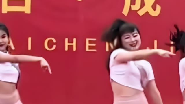 |重庆一女校长火了，穿露脐装大跳“女团舞”，丝毫看不出是70后
