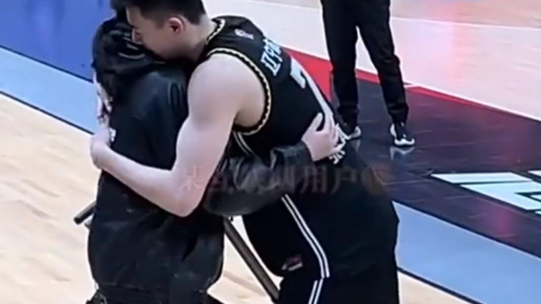 辽宁男篮|感动！辽宁男篮拿下赛点，谁注意到张镇麟，与母亲深情拥抱！