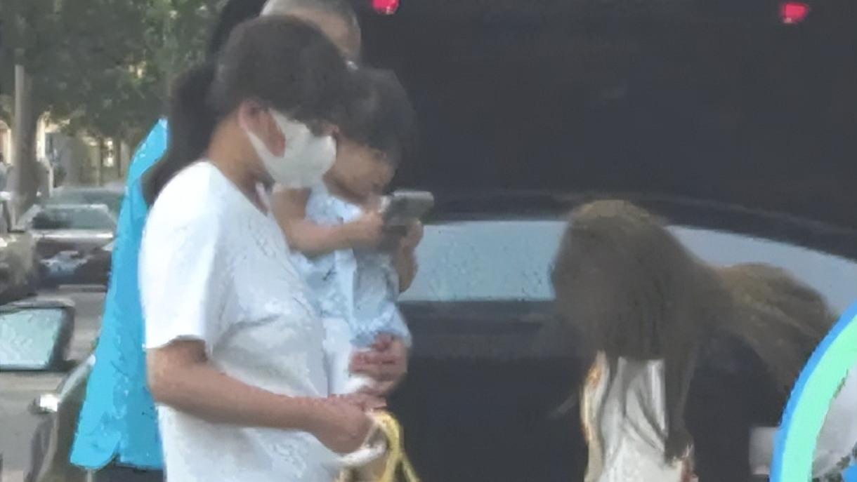 释小龙|释小龙携妻女出行被拍，女儿正脸照首次曝光，妻子也罕见现身