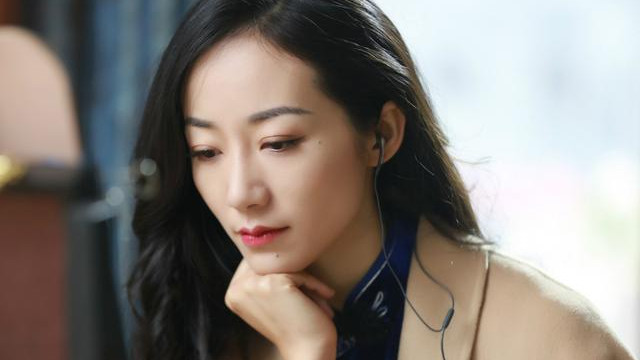 景甜|成龙不敢碰她，甄子丹不敢搂她，王思聪不敢撕她，而他凭什么敢亲她？