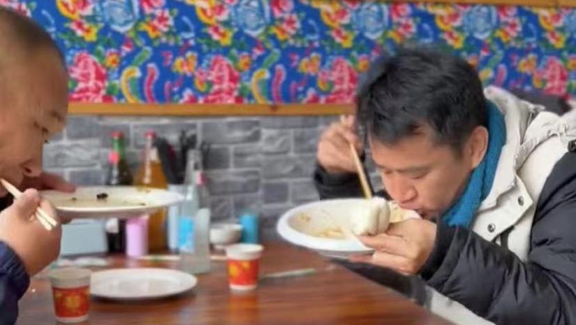 李嘉明|戏骨李嘉明惹争议！和好友餐馆吃饭少付钱，撒腿就跑10元钱吃一桌