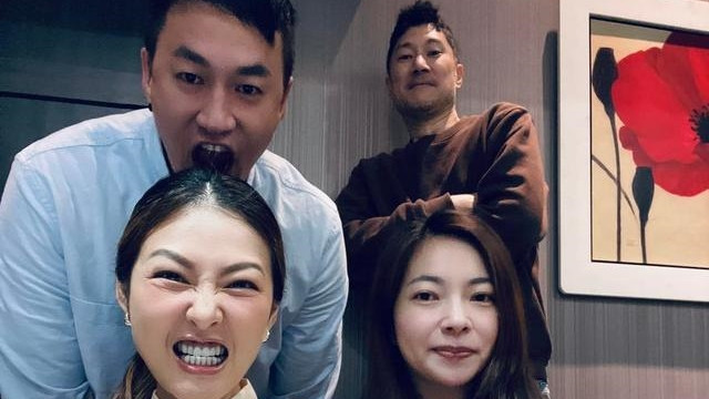 何润东|何润东夫妻罕见同框，林姵希身穿浅色上衣搭配牛仔裤，?颜值超高