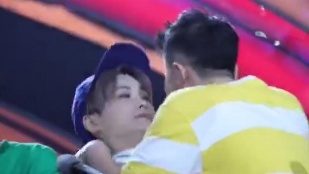 李佳航|女星被骚扰时男星的反应：大张伟李佳航真男人，黄渤王一博看热闹