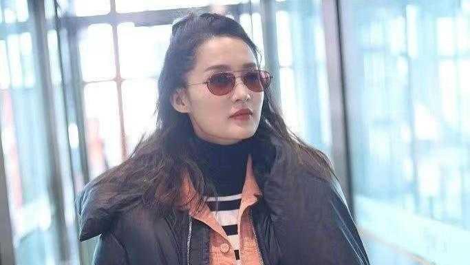 李沁|李沁把羽绒服穿出时髦感，粉色套装叠穿羽绒服，洋气不止一点