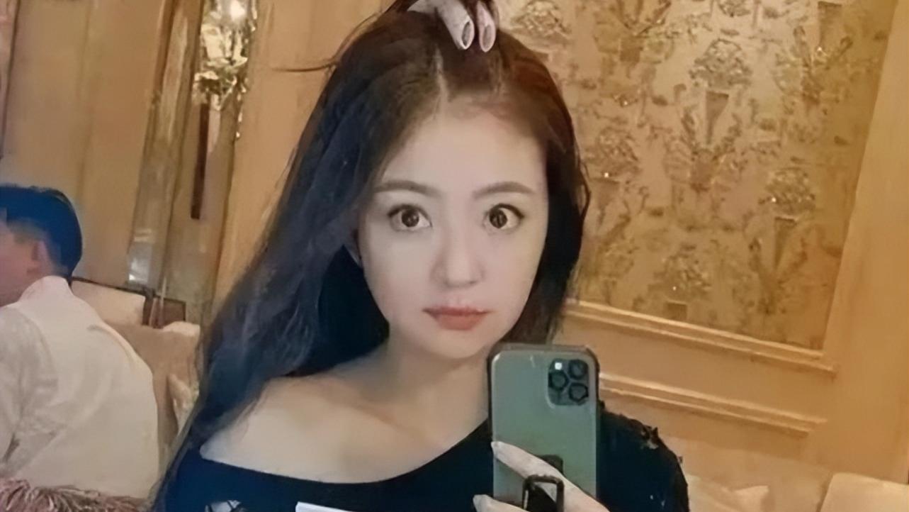 安以轩|阔太安以轩放下身段高调捞金养家！穿露肩装卖萌扮少女，不再炫富