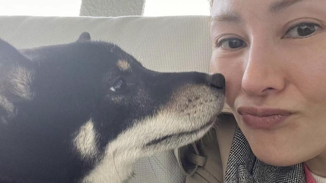 李嘉欣|51岁李嘉欣罕晒素颜照，嘴唇发紫毛孔粗大，俩月前紧急住院险丧命