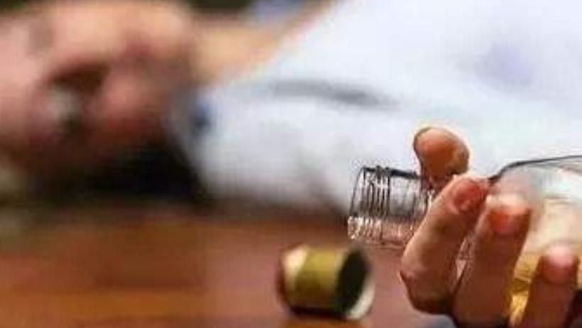 |中国白酒界“高手”: 一个个喝死8人，另一个为戒酒用铁链锁住自己