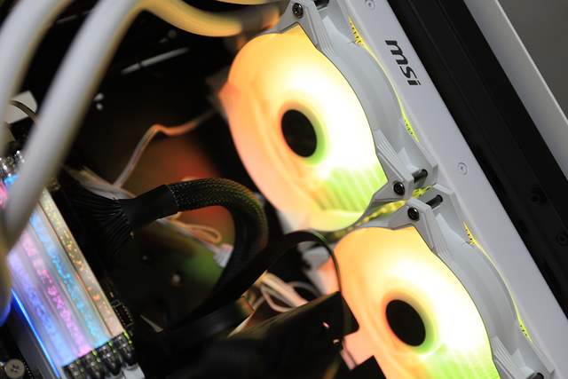 主板|颜值党狂喜,微星寒冰360R V2 白款ARGB水冷