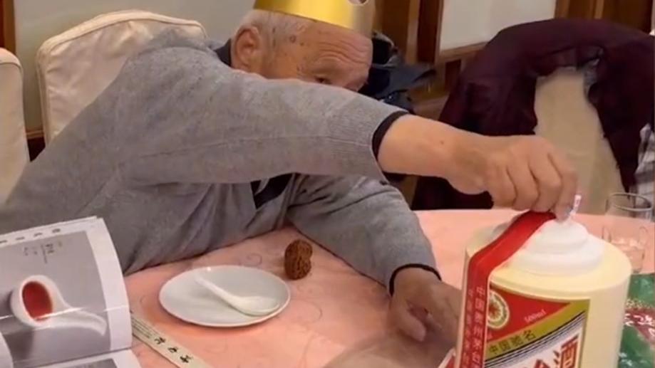 炸油条|蛋糕做成茅台！北京82岁姥爷过生日被整蛊，临走偷踢外孙女两脚