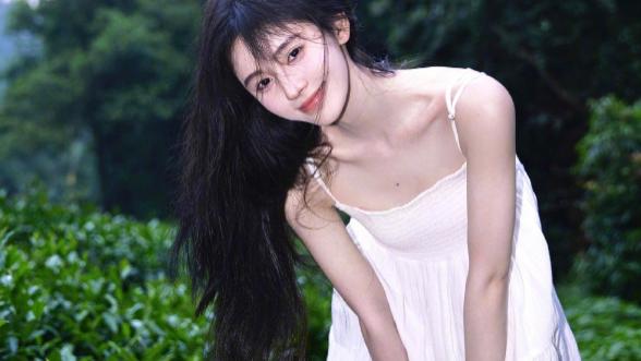 鞠婧祎|鞠婧祎晒白色吊带裙写真，清丽脱俗，发文：新鲜夏天