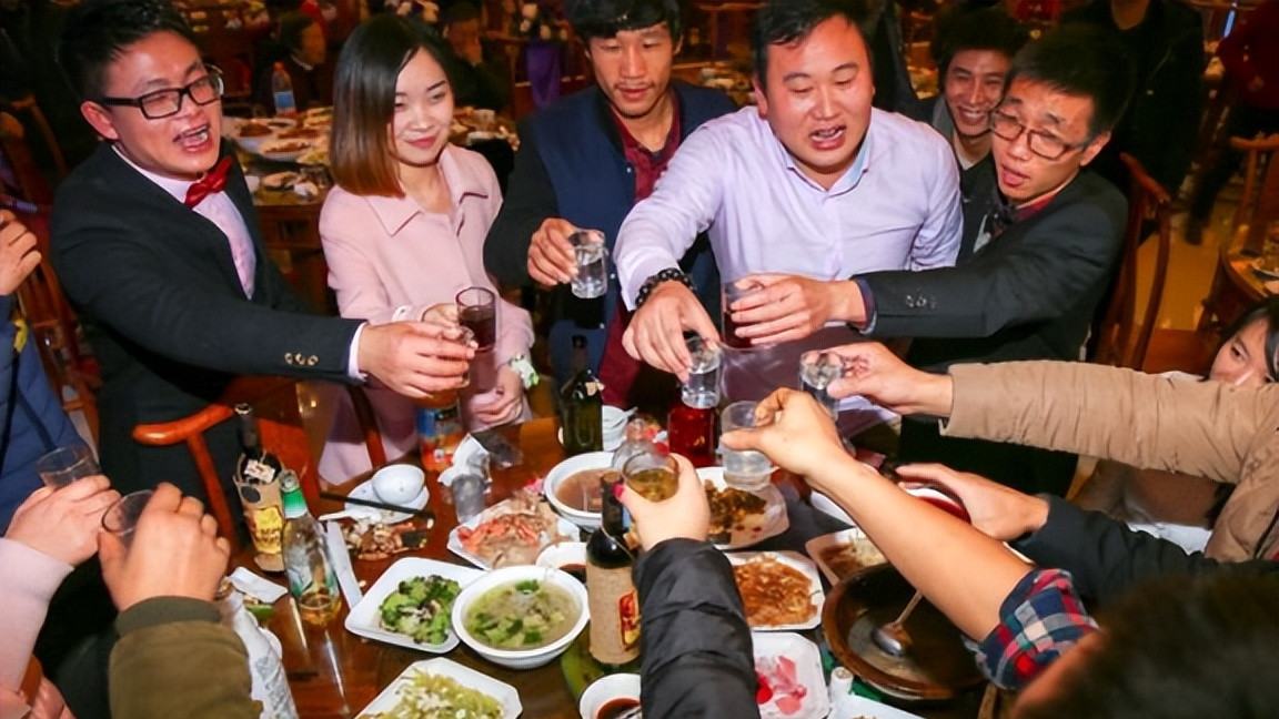 酒桌上，当对方出现3种行为，摆明了是看不上你，劝你认清现实