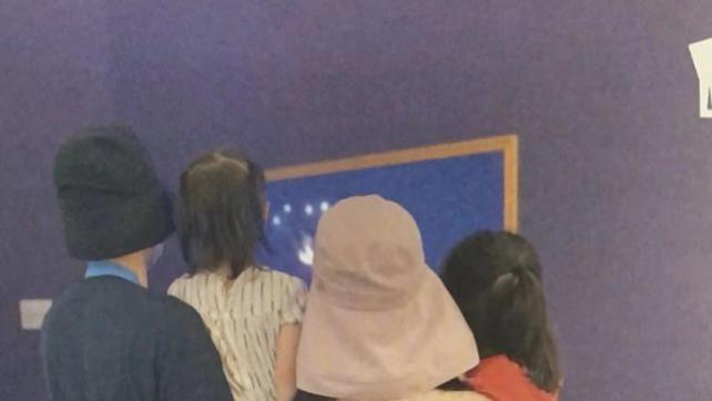 谢娜|谢娜公开带娃照，双胞胎女儿个头不一样高，小女儿趴爸爸腿上超萌