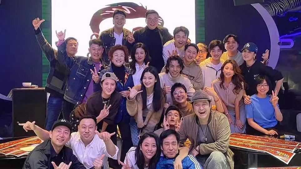 殷桃|爆剧《人世间》主创聚会！殷桃穿短袖都妩媚动人，雷佳音大头吸睛