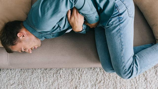 医生|31岁男子腹痛拒绝检查后猝死，尸检才发现：误诊了