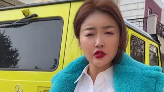 娇娇有多豪？住北京三层别墅，店里清一色檀木家具，一屋子茅台酒