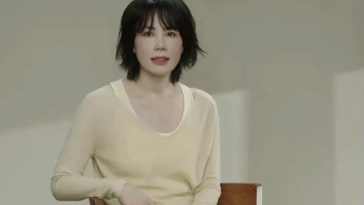 穿衣搭配|王菲久违露面形象大变！留微卷短发俏皮减龄，穿搭简单又大气