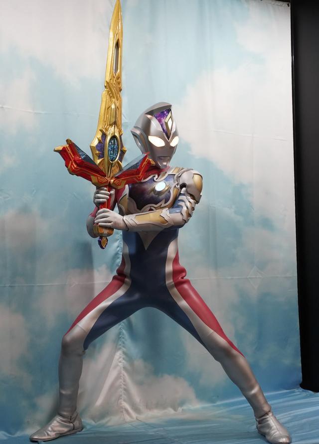 acgn漫评|德凯奥特曼：等比例奥特双重剑官方实物 新生代最长最大的剑武器